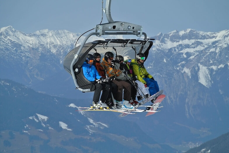 Wintersport in Oostenrijk - skiers in skilift onderweg naar de piste